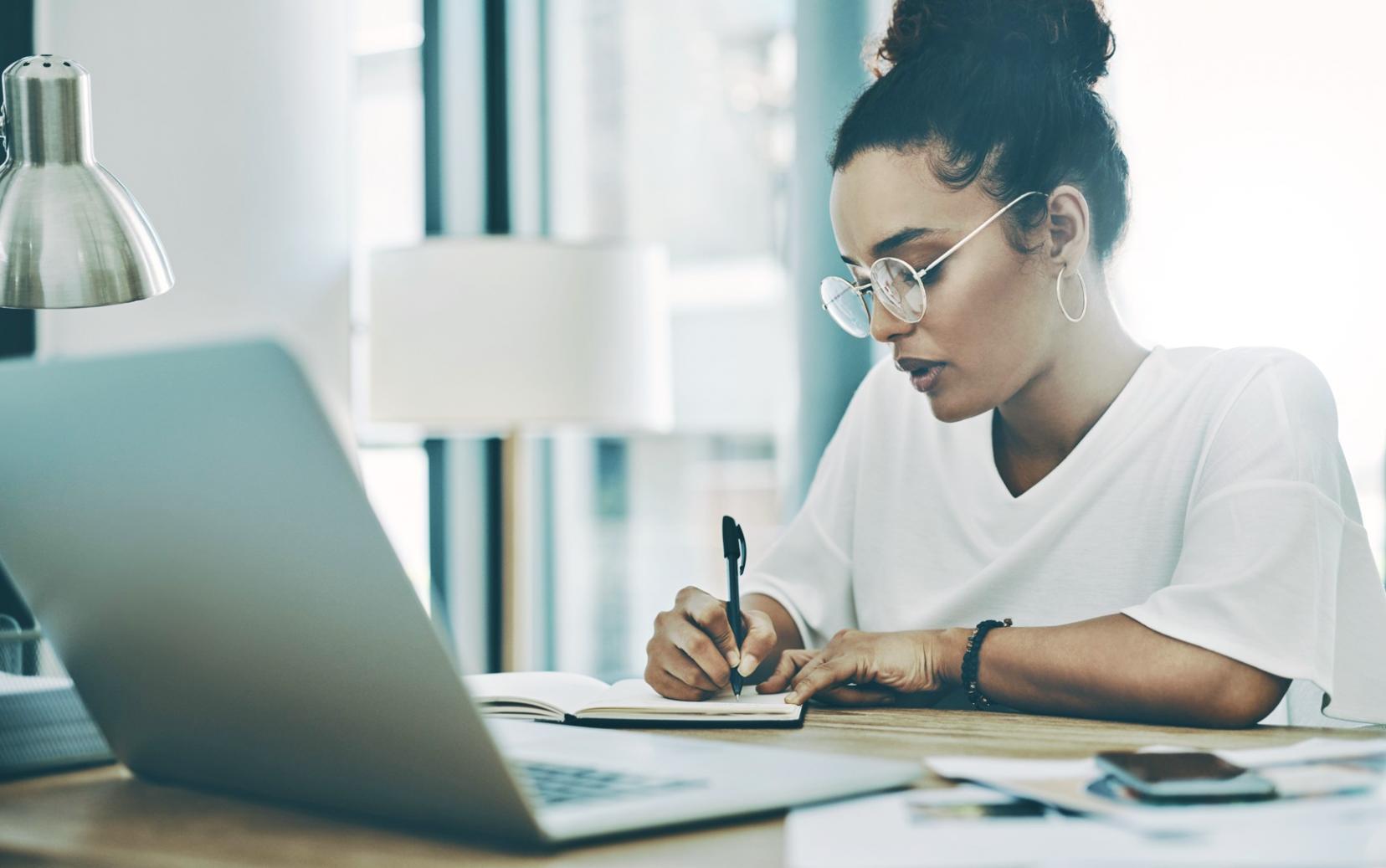 Equipo de soporte técnico trabajando en recuperación de datos